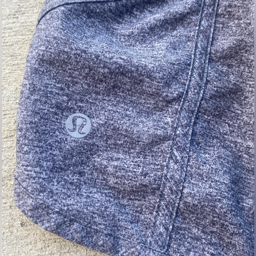 Lululemon Tracker Short V 4" in Heather Lux Multi Black ~ Size 4 - Picture 4 of 8